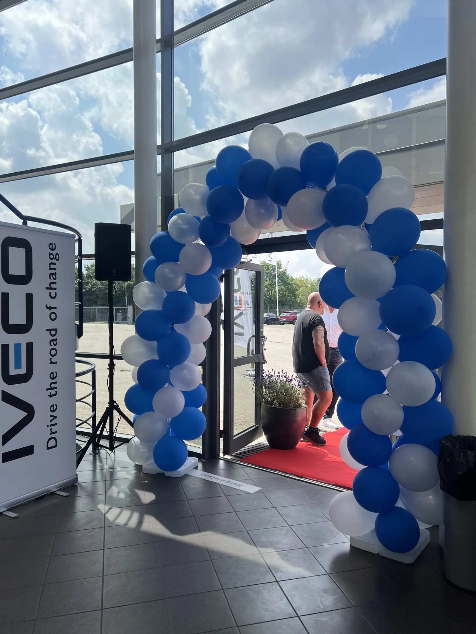 Ballonbue i blå og hvide farver ved indgangen til en reception hos IVECO