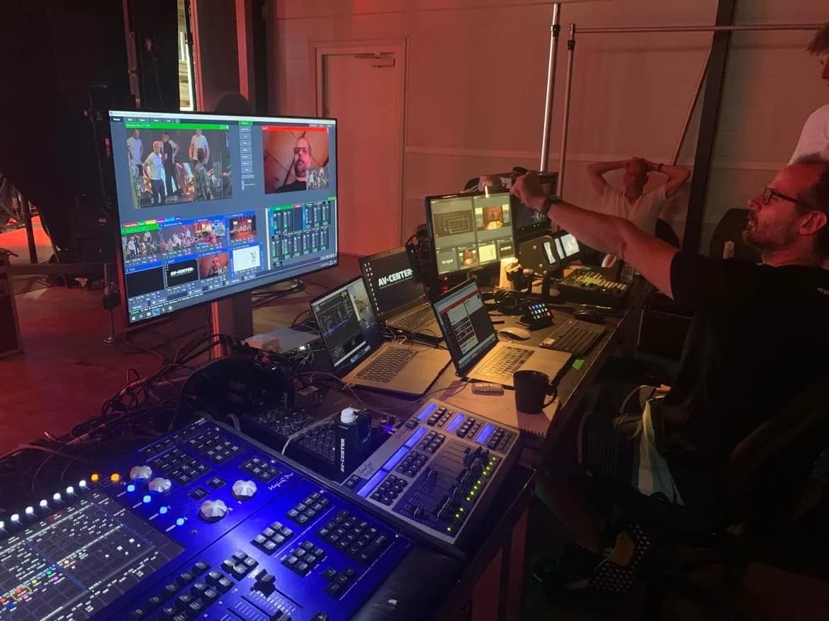 Tekniker ved billedmixer og skærme under en liveudsendelse