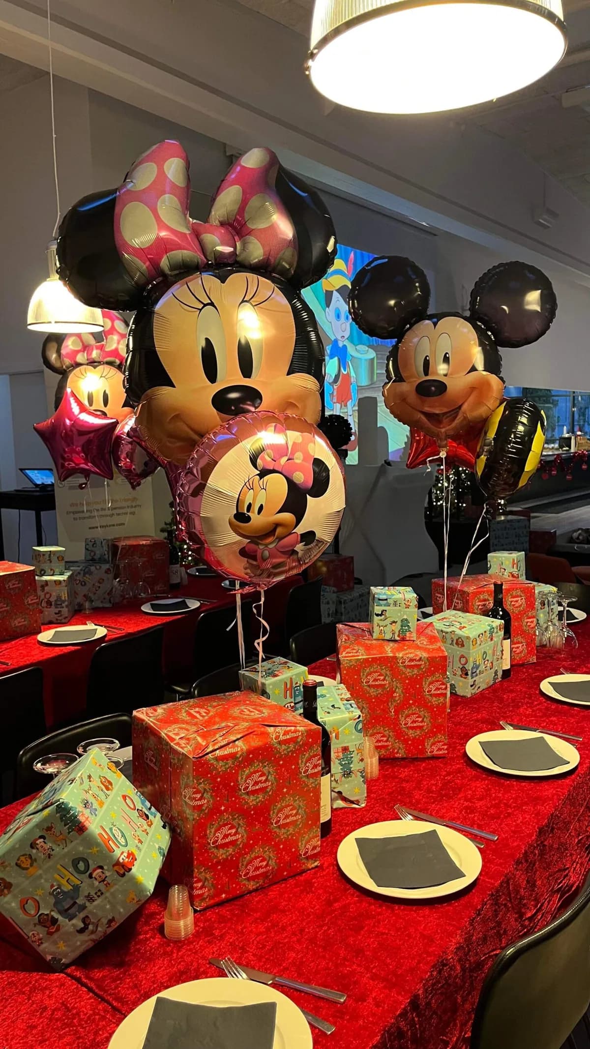 Bord med røde duge og balloner med Mickey og Minnie