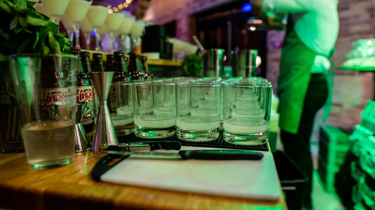 Glas og barudstyr stillet klar på baren