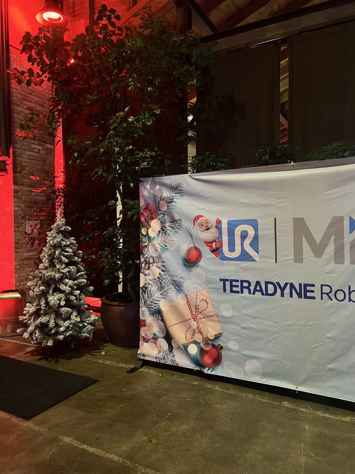 Banner med firmalogoer og julekugler ved indgangen