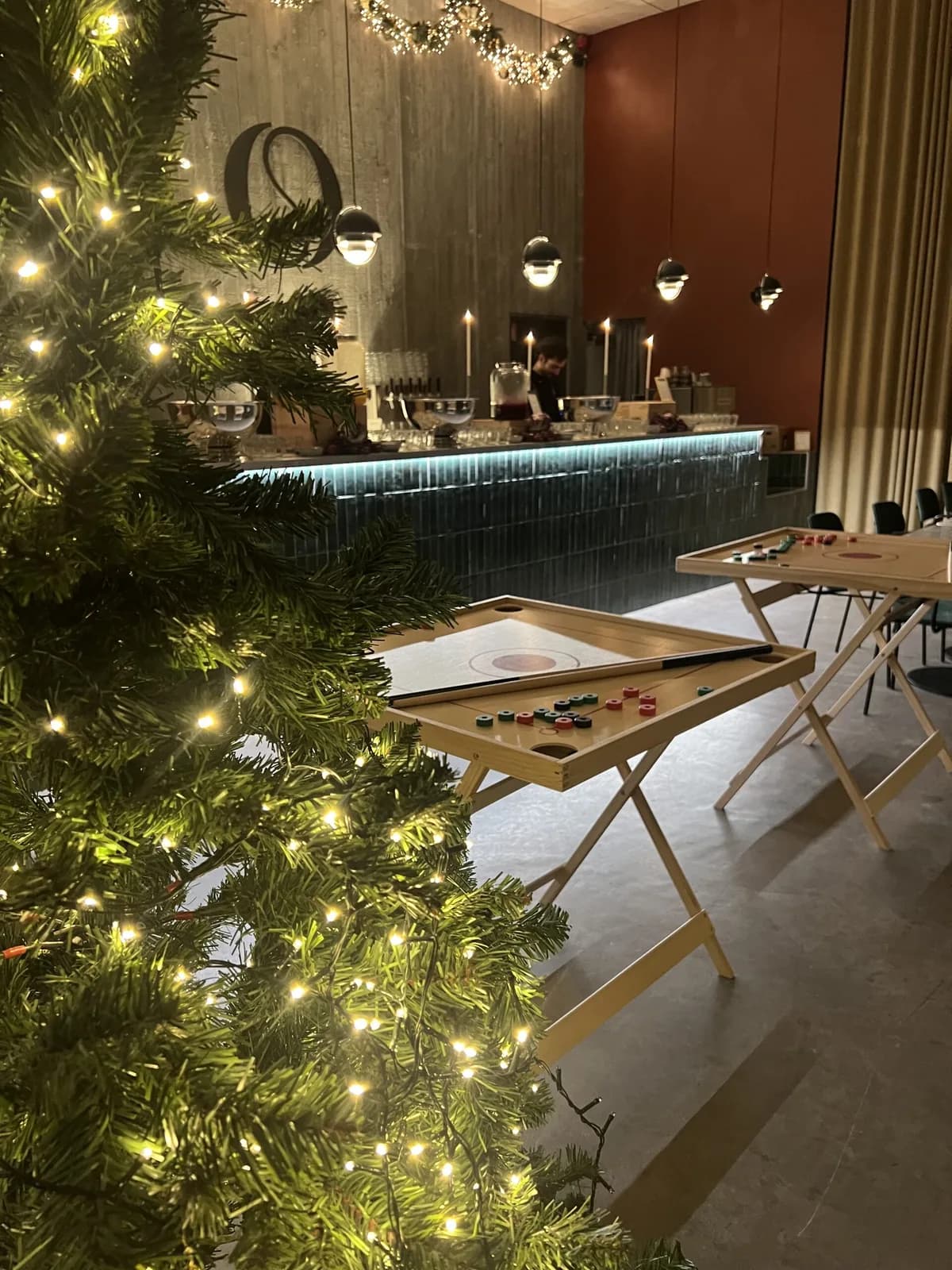Juletræ med lyskæder foran buffeten