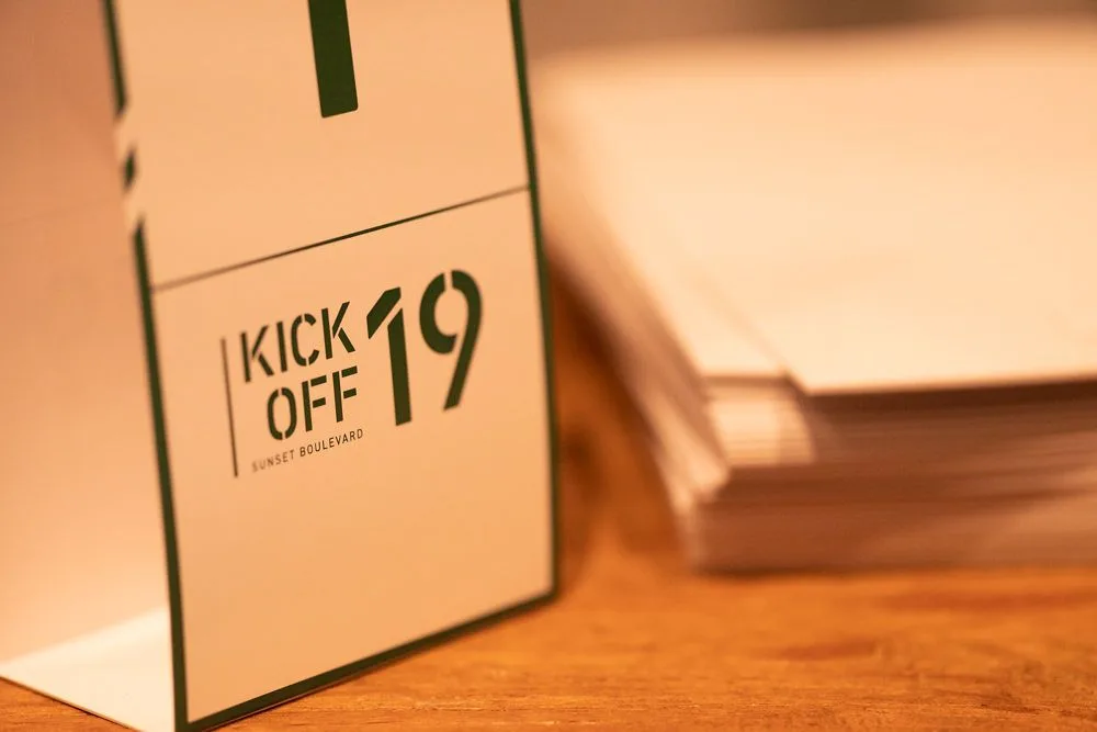 Bordkort med teksten Kick Off 19