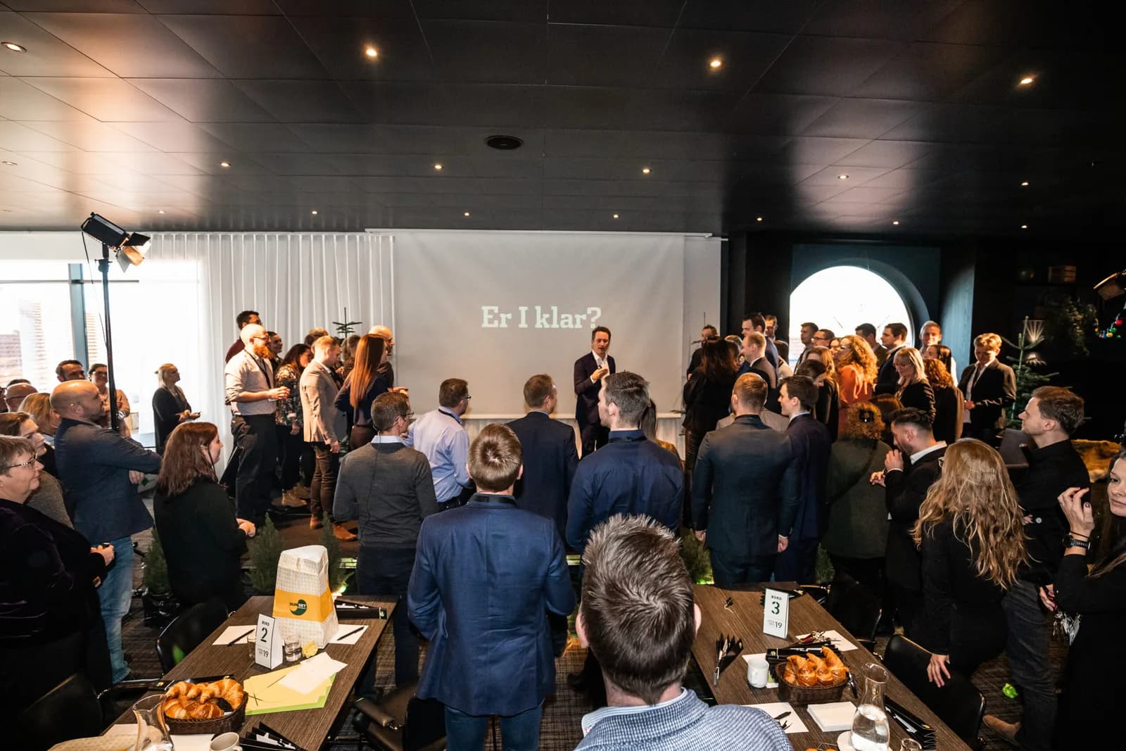 Deltagere til kick off samlet foran scenen