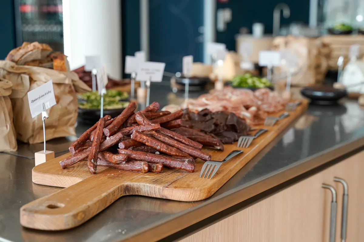 Bræt med tørrede pølser på en buffet