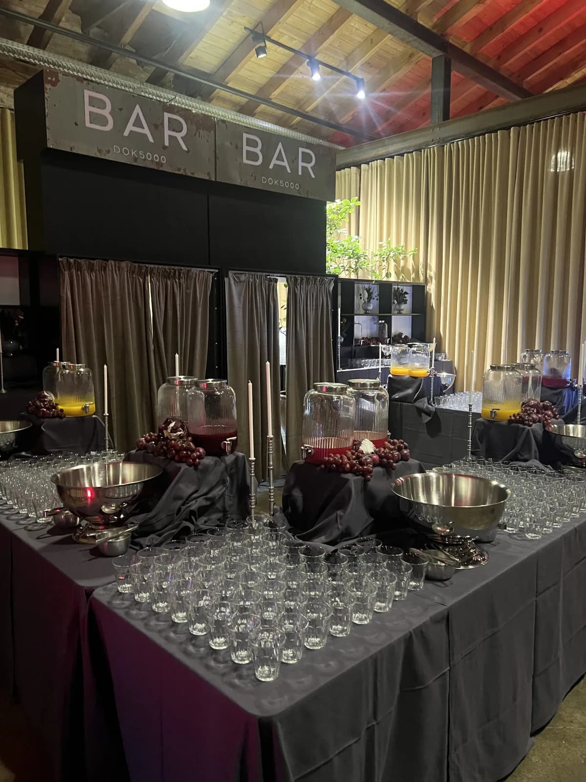 Bar med punchboller og glas stillet frem