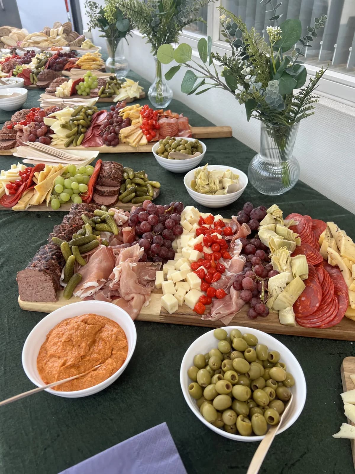 Tapasbord med charcuteri, ost, oliven og dip