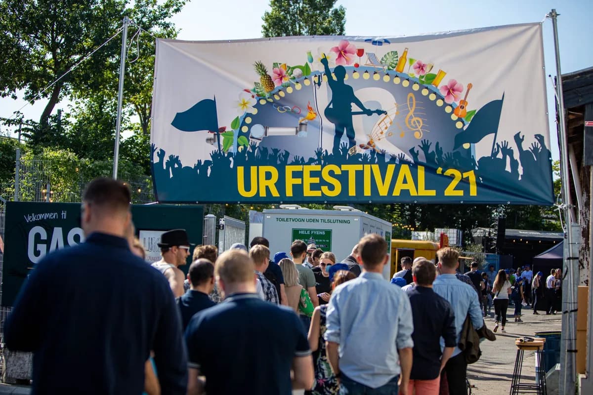 Gæster på vej ind under et banner med teksten UR Festival ’21
