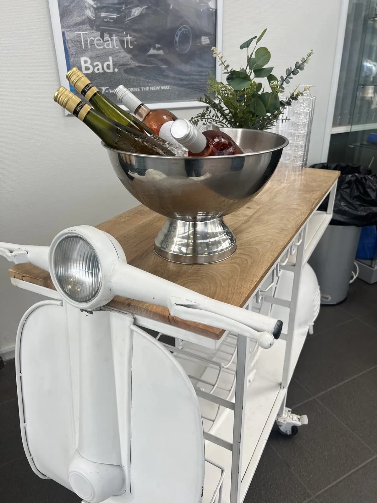 Vinbar bygget på en hvid Vespa med flasker på køl